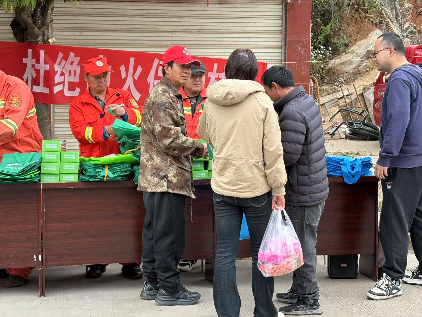 2025年3月31日塔甸鎮(zhèn)林業(yè)站、平安法治辦在集市開展移風(fēng)易俗森林防滅火宣傳 (5).jpg
