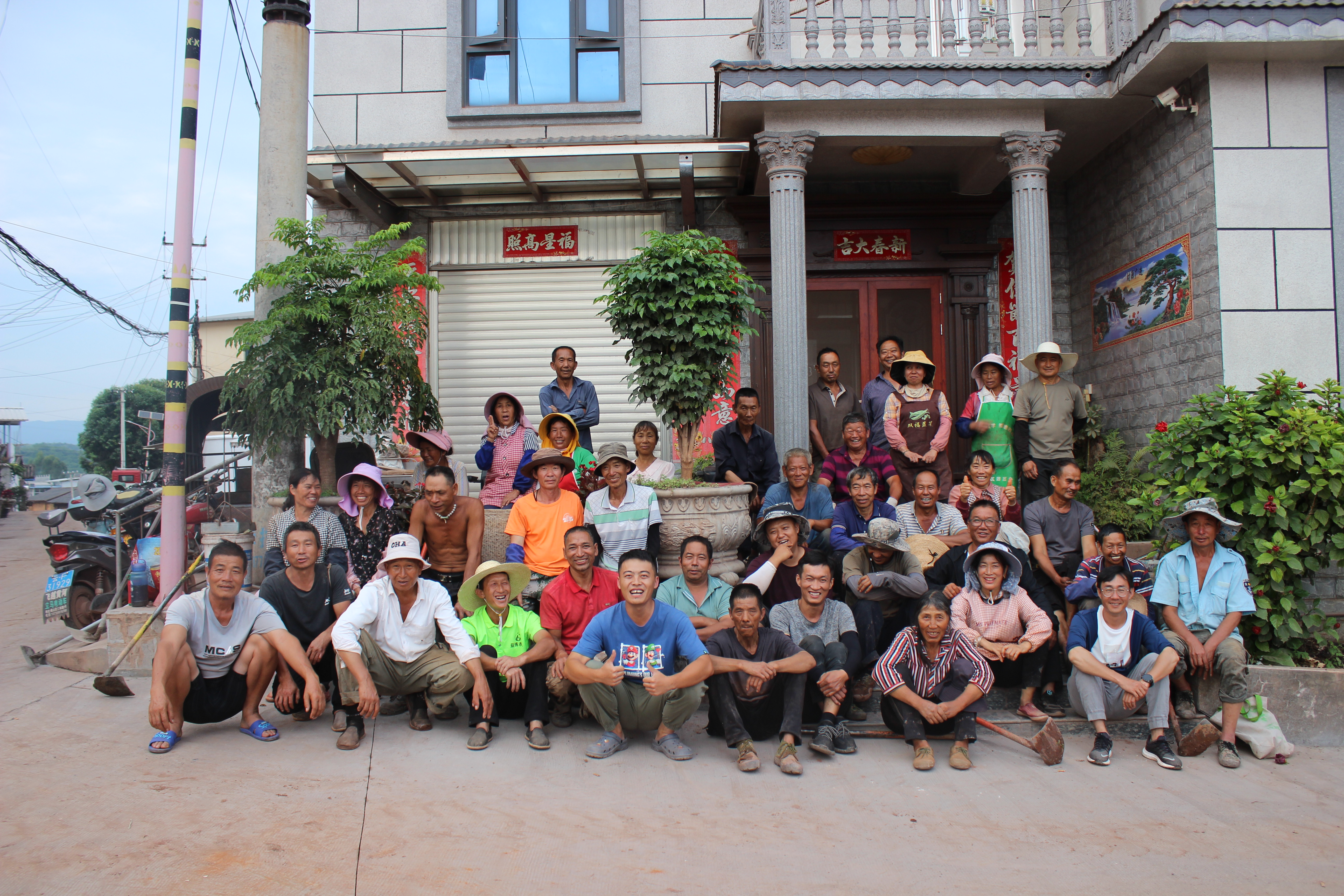參與施工群眾合影.jpg